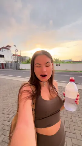 🥭 Lundi 27 Octobre- journée trop remplie  @La Posteria Bali pour vos meilleurs souvenirs Je partage beaucoup ici, mais si tu veux vraiment TOUT avoir en un seul endroit, j’ai fait un guide ultra complet sur Bali. Dedans, tu trouveras toutes mes adresses, mes conseils pratiques, et même des itinéraires.  Le lien est en bio 👀