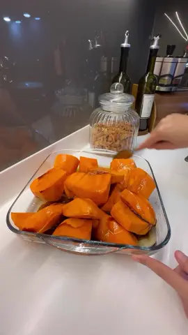 Kabak Tatlısı Siz kabak tatlısını nasıl yaparsınız ? Fırından çıkmış halini çekemedim. Fırın torbam patladı ve sunum yapamadım ama tadı efsaneydi. Her zaman bu şekilde yapıyorum. Eğer fırın torbasında yapmak istemezseniz bir borcamda da yapabilirsiniz. Sadece yanmasın diye üzerine yağlı kağıt örtebilirsiniz ıslatıp. Son yarım saat yağlı kağıdı alıp pişirin. Pekmezi de ilk defa ekledim ayrıca bir lezzet/aroma vermedi bence. Gereksiz bir hareket oldu benim için. Koymasanız da eğer kabağınız güzelse tadı efsane olacaktır. Bu arada mutlaka adapazarı kabağı kullanın. Diğer kabaklar çorba ve diğer tarifler için uygun bence. Malzemeler 2 kg adapazarı kabağı 2 su badağı toz şeker yarım çay bardağı pekmez 1 adet kabuk tarçın 5-6 adet karanfil Fırın torbası ya da borcam Borcamda yaparsanız üzeri için ıslatılmış yağlı kağıt üzeri için de tahin ve ceviz Bir gece önceden kabakların üzerine toz şekeri dökün. Ertesi gün sulanmış olacak iyice ve tatlımızı su eklemeden yapacağız. Ertesi gün de diğer malzemeleri ekleyip fırın torbasında (iki adet torba kullanmanızı tavsiye ederim yoksa patlayabilir) karıştırın. Bir tepsiye yerleştirip 180 derecede 1,5 saat pişirin. Afiyet olsun. #kabaktatlısı #kabaktatlisi #kabaklıyarifler 