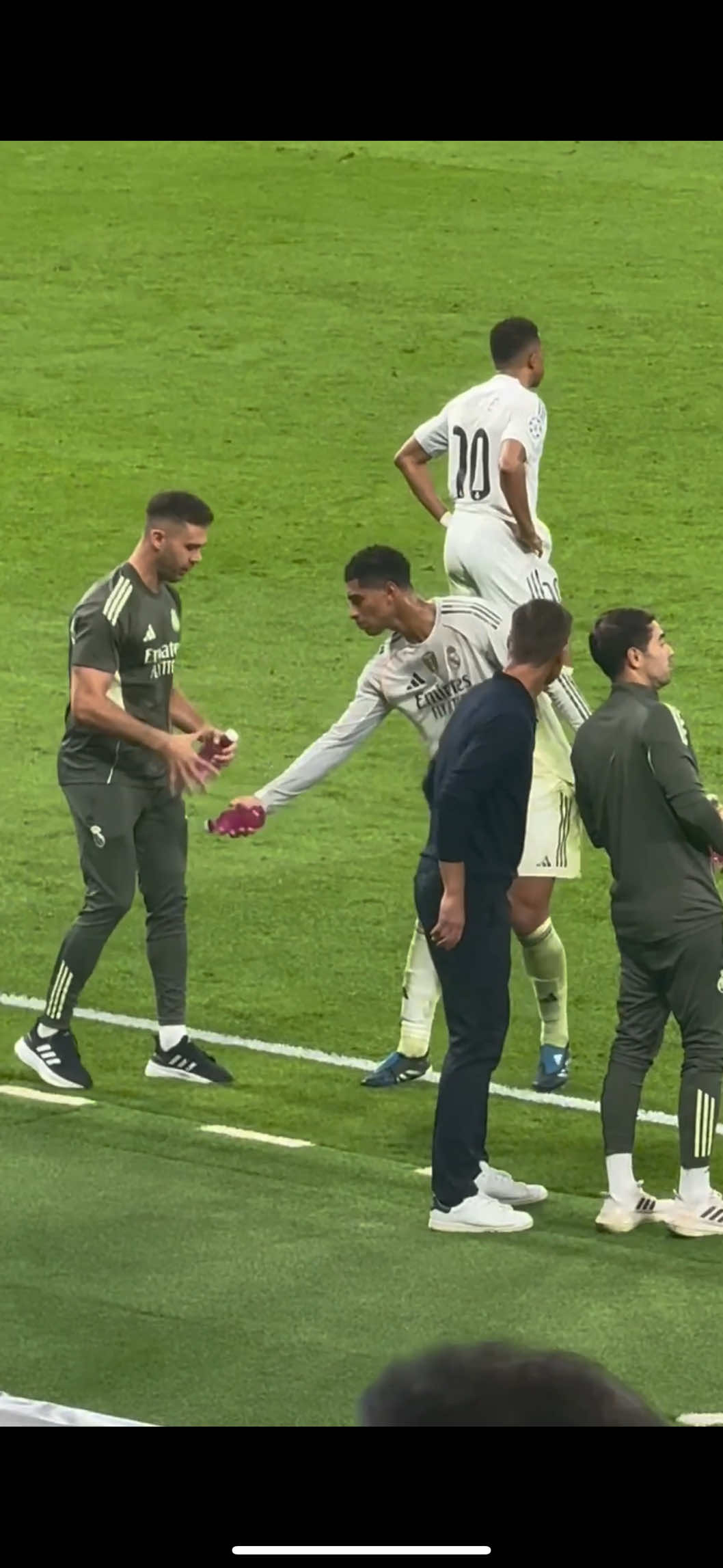 Even during the game, Jude 𝐬𝐭𝐢𝐥𝐥 had time to crack a joke 😆🤪 🎥 @pablobefirst