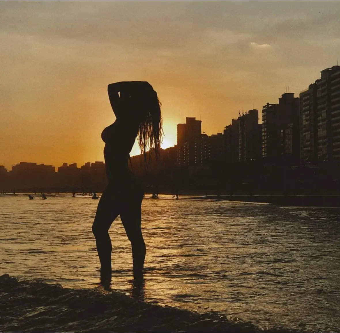 Au Brésil 🇧🇷 , la vie t’apprend tôt que le soleil ne brille pas pour un seul toit. Chacun a sa part d’ombre et de lumière. On naît avec peu, mais on grandit avec beaucoup de courage. Ici, les sourires cachent parfois la fatigue, mais le cœur reste debout. On apprend à danser même quand le tambour se tait, à espérer même quand la pluie tarde. La vie n’est pas facile, mais elle est vraie. Elle t’oblige à respecter la terre, à écouter les anciens, à partager ton dernier morceau de pain sans te plaindre. On ne mesure pas la richesse à ce qu’on possède, mais à ce qu’on est capable de donner. Et quand le soir tombe, que le vent se lève et que les étoiles s’allument, tu comprends que malgré les luttes, la vie vaut toujours la peine d’être vécue, parce qu’ici, on ne vit pas pour soi, on vit ensemble. 