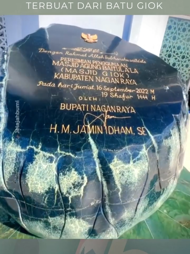 Lantai Masjid Ini Terbuat Dari Batu Giok Asli Seberat Ratusan Ton    📹 instagram @jelabum   #masjidgiok #batugiok #masjidgioknaganraya #naganraya #fblifestyle 