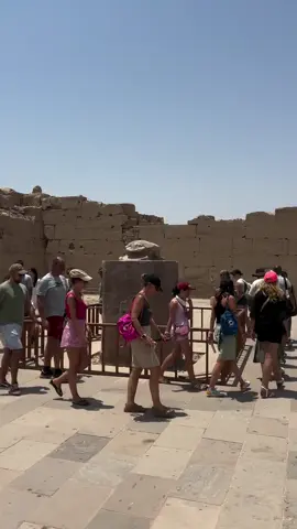 🇷🇴 Română: La Templul Karnak există un loc magic – Gândacul sacru (Scarab) 🪲 Se spune că dacă te învârți în jurul lui de 7 ori, îți aduce noroc, fericire și… poate chiar o dorință împlinită! 😄 Turiștii noștri nu pierd niciodată șansa! Tu ce dorință ți-ai pune? 😉 ⸻ 🇬🇧 English: At the Karnak Temple, there’s a magical spot – the Sacred Scarab 🪲 Legend says if you walk around it 7 times, it brings you luck, happiness, and maybe even a fulfilled wish! 😄 Our guests never miss the chance! What wish would you make? 😉 ⸻ 🇩🇪 Deutsch: Im Karnak-Tempel gibt es einen magischen Ort – den heiligen Skarabäus 🪲 Man sagt, wer siebenmal darum herumläuft, bekommt Glück, Freude und vielleicht sogar einen erfüllten Wunsch! 😄 Unsere Gäste verpassen diese Chance nie! Welchen Wunsch würdest du dir wünschen? 😉 ⸻ #DescoperaEgipt #KarnakTemple #Luxor #SacredScarab #EgyptTravel        