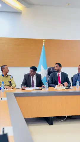 Wazirka gadiidka iyo dulista hawada Mudane Mohamed Farax Nuux aya dhax furey shir loga hadlayey mniga garoonka Calamiga Adan Abdulle Airport #wasarada_gadiidka_iyo_dulista_hawada #adanabdulleinternationalairport #videoviral #viral #mogadishu 