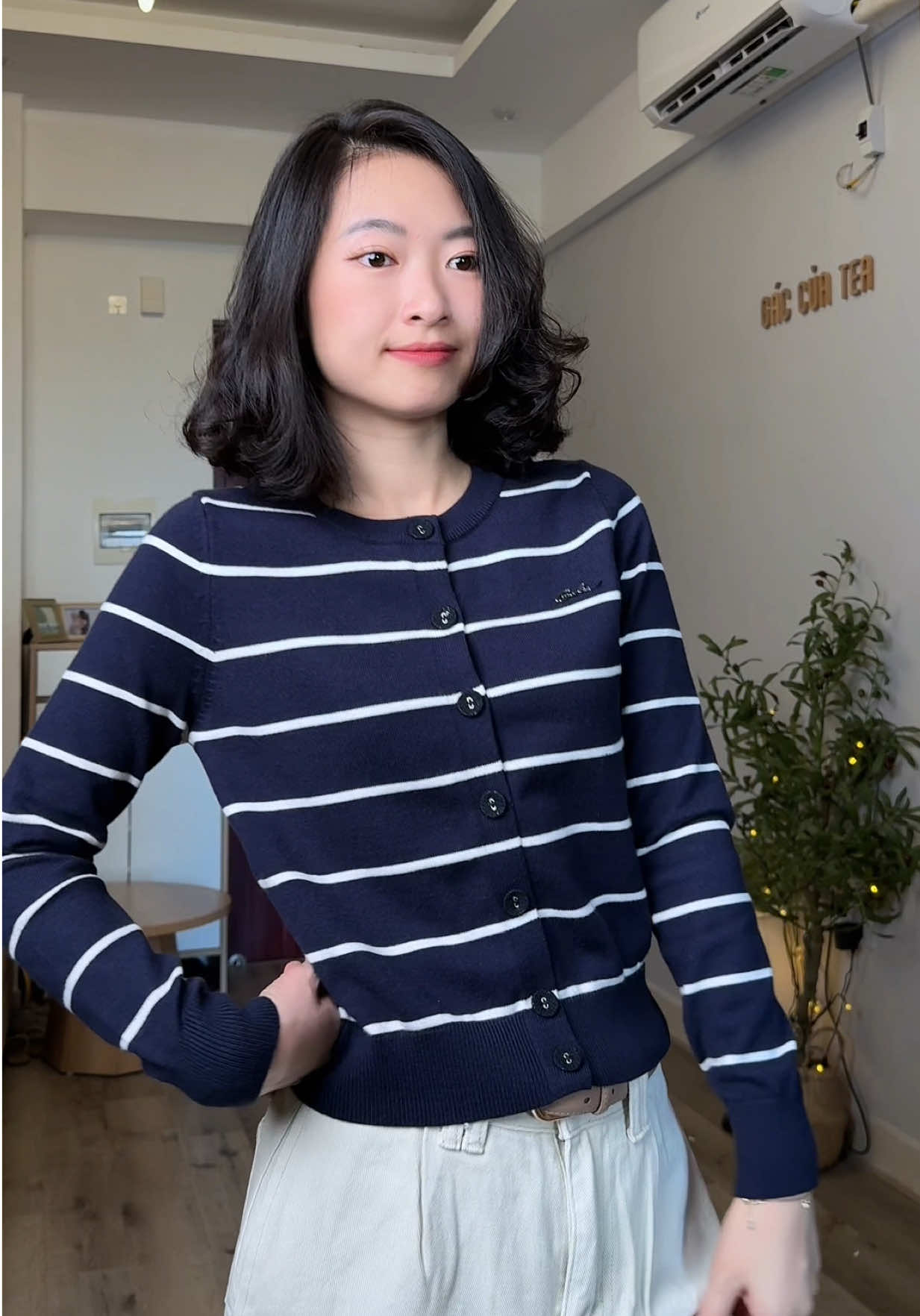 20-11 các cậu mua dc quà chưa? Một chiếc cardigan len siêu hợp để đi tặng, chất vải đẹp, chỉn chu từng chi tiết, đóng cúc dự phòng và hộp rất xinh. #cardigan #aolencardigan #aolendaitay #aolenkengang #traphamm56 