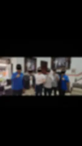 PB PMII Diduga Diintervensi Mabinda Lampung untuk Meloloskan SK Bermasalah: Pelanggaran Aturan Organisasi Kian Terang Beritaplus62.Co.Id — Konflik internal PMII Bandar Lampung kian memanas setelah muncul dugaan adanya intervensi dari pihak non-struktural dalam proses pengesahan kepengurusan cabang. Pemberkasan yang diajukan oleh Topik Sanjaya dinilai cacat administrasi, lantaran dua nama dalam Badan Pengurus Harian (BPH) — Muhammad Kamal sebagai sekretaris dan Deanty Febri Yanti sebagai bendahara — tidak memenuhi syarat sebagaimana diatur dalam Peraturan Organisasi (PO) PMII Pasal 10, hasil Muspimnas Tulungagung 2022, yang mewajibkan pengurus cabang telah mengikuti Pelatihan Kader Lanjut (PKL) dan memiliki sertifikat kelulusan. Namun ironisnya, meski pelanggaran tersebut terang secara aturan, PB PMII tetap meloloskan dan mengesahkan SK kepengurusan versi Topik Sanjaya. Sumber internal menyebut, keputusan PB PMII itu tidak lepas dari intervensi dua unsur Mabinda Lampung berinisial A.S. dan F.N,yang diduga ikut menekan agar berkas bermasalah tersebut tetap disetujui. Ketua Rayon PMII Ushuluddin dan Studi Agama UIN Raden Intan Lampung, Pandu, mengungkapkan bahwa keterlibatan Mabinda dalam kisruh ini adalah bentuk penyimpangan peran pembinaan. “Mereka seharusnya jadi penengah, bukan justru ikut bermain. Tapi yang terjadi, Mabinda malah menutup mata terhadap kesalahan administrasi yang fatal,” ujar Pandu kepada wartawan, Sabtu (25/10/2025). Menurut Pandu, indikasi intervensi terlihat jelas dari sikap PB PMII yang tetap menerbitkan SK meski berkas kepengurusan dinilai cacat hukum organisasi.  “Kami menduga PB PMII diintervensi langsung oleh Mabinda Lampung untuk meloloskan SK ini. Padahal mereka tahu jelas bahwa sekretaris dan bendahara yang diajukan belum mengikuti PKL, artinya belum memenuhi syarat formal sebagaimana diatur dalam PO,” tegasnya. Pandu menjelaskan, Pasal 10 PO PMII hasil Muspimnas Tulungagung 2022 menegaskan bahwa setiap Ketua dan BPH Cabang harus sudah dinyatakan lulus PKL. Namun dalam kasus ini, kedua nama yang diajukan tidak memiliki sertifikat kelulusan tersebut. “Kalau ini dibiarkan, berarti PB PMII ikut melanggar aturan yang mereka buat sendiri. Mabinda juga gagal total karena bukan menyelesaikan masalah, tapi malah menjadi bagian dari pelanggaran itu,” tambahnya. Lebih jauh, Pandu menilai pembiaran pelanggaran ini bukan hanya soal konflik internal, tetapi menyangkut marwah organisasi dan kepatuhan terhadap konstitusi. “Kalau pembina dan pengurus pusat sudah bisa diintervensi oleh kepentingan tertentu, itu tanda bahaya. PMII bukan lagi tempat kader belajar nilai, tapi alat bagi segelintir orang,” ujarnya. Pandu bersama sejumlah kader PMII di Bandar Lampung memberikan waktu **2 x 24 jam** kepada PB PMII untuk mencabut SK bermasalah tersebut dan menindak pihak-pihak yang terlibat dalam pelanggaran, termasuk unsur Mabinda Lampung yang diduga mengintervensi keputusan. Jika dalam waktu tersebut PB PMII tidak mengambil sikap tegas, para kader berencana melakukan konsolidasi besar-besaran dan aksi demonstrasi damai di kantor PB PMII di Jakarta. “Kalau dua hari tidak ada tindakan, kami akan turun ke PB. Kami ingin sampaikan bahwa kader di daerah tidak akan diam saat aturan organisasi diinjak-injak. Ini soal harga diri PMII,” tegas Pandu. Ia menegaskan, perjuangan ini bukan semata soal perebutan posisi, tetapi soal ketaatan terhadap konstitusi dan moralitas kader. “PMII harus dijaga dari permainan kotor. Kalau aturan saja bisa dinegosiasikan, maka tak ada lagi nilai yang bisa kita banggakan sebagai kader,” tutupnya. #SavePMII #TolakSKBermasalah #KaderBergerak #SuaraKaderLampung #LawanIntervensi