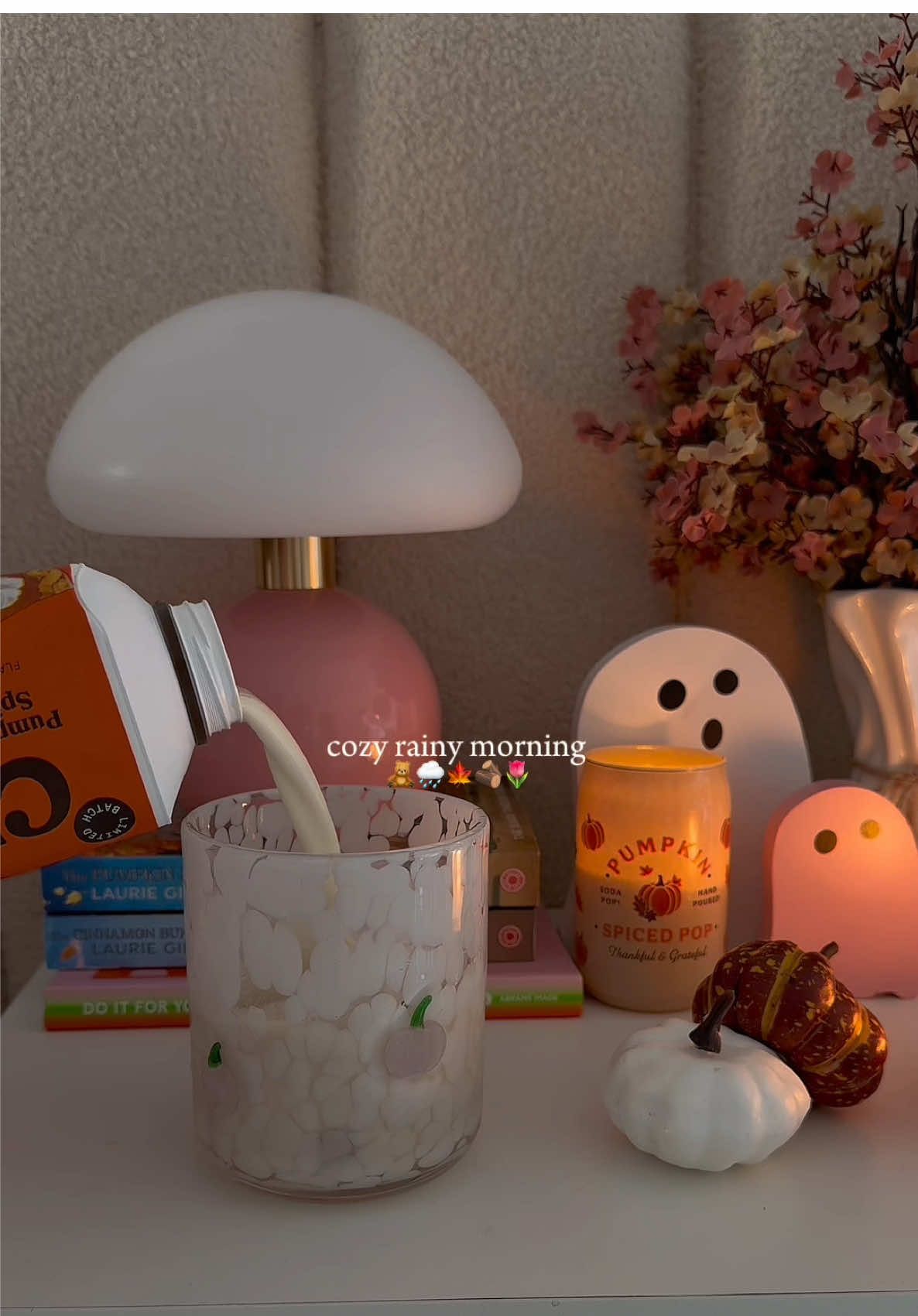 Have a great week people 🤍 starting the week off with a pumpkin spice dirty chai ☕️🎃 #morningroutine #morning #octobermood #octobermornings #fallmornings           @Chobani @byoma @Gisou @Bath & Body Works @laneige_us @Caudalie @Oatly