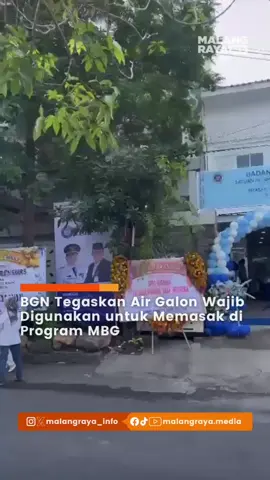 MALANG – Badan Gizi Nasional (BGN) menegaskan seluruh dapur Satuan Pelayanan Pemenuhan Gizi (SPPG) dalam program Makan Bergizi Gratis (MBG) wajib menggunakan air galon untuk memasak. Wakil Kepala BGN, Sony Sanjaya, mengatakan penggunaan air galon telah menjadi standar operasional yang tidak bisa ditawar. “Semua proses memasak, menanak nasi, hingga merebus bahan makanan harus memakai air galon yang higienis,” ujarnya, Minggu (26/10/2025). Sony menilai langkah ini penting untuk menjaga keamanan dan kualitas makanan, sekaligus mencegah kontaminasi dari sumber air tidak steril. BGN juga memperingatkan seluruh daerah agar memperketat pengawasan di dapur MBG. “Aturan ini wajib dijalankan. Kalau ada pelanggaran, tentu ada konsekuensinya,” tegasnya. Laporan: Kontributor Malang Raya Media I Senin, 27 Oktober 2025