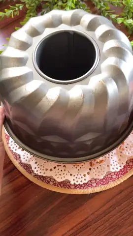 كيكة الترند كيكة الكرميل الرهيبه الكراميل نكرمل نص كوب شكر على نار هادئه ومن يتغير لونه اضيف ربع كوب ماء واحركه على نار هادئه لحد ميذوب شكر وادهن بي قالب ميحتاج تدهنو باي شي فقط بالكراميل الكيكه بيض رشة ملح فانيلا كوب ونص شكر نص كوب زيت كوب حليب كوبين ونص طحين كيس بيكنك باودر ملعقة اكل خل ابيض