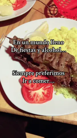 En un mundo lleno de fiestas y alcohol 🤪 #fiesta #alcohol #comida 