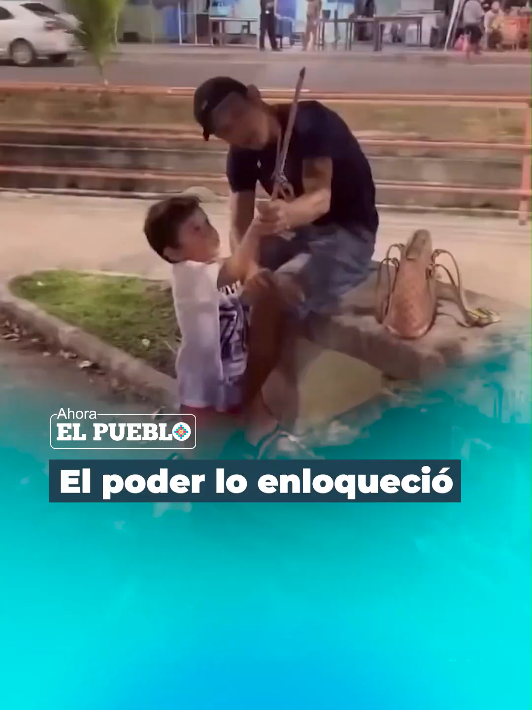 😵‍💫🎇 Un niño jugaba tranquilamente con fuegos artificiales, hasta que, de pronto, empezó a atacar a la gente que paseaba sin razón alguna. Video: mama_segura_oficial #AhoraElPueblo #Viral #Comedia #FuegosArtificiales #Poder