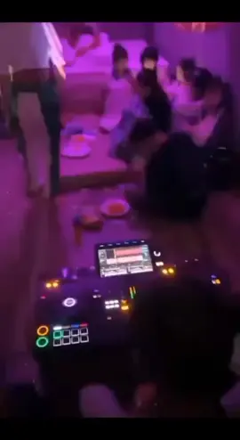 nhốt hết lũ vịt zời này lại cho chú 🤣