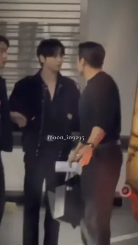 mấy khi được thấy cảnh nàyy nhma ảnh ốm hơn òi #jungkook #kynahwjk #jk 