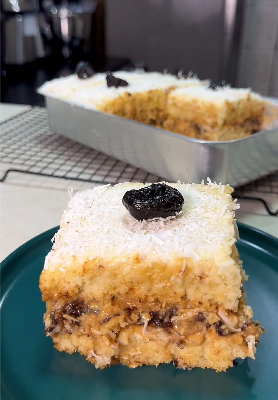 BOLO GELADO OLHO DE SOGRA COM UM RECHEIO SIMPLESMENTE DELICIOSO ✨ Aproveita e segue meu perfil, porque receitas de vó nunca tem erro e são sempre as mais deliciosas 😍❤️ “Atribuam ao Senhor a glória que o seu nome merece; adorem o Senhorno esplendor do seu santuário.” Salmos 29:2  #receita #doces #culinaria #bolo #boloolhodesogra 