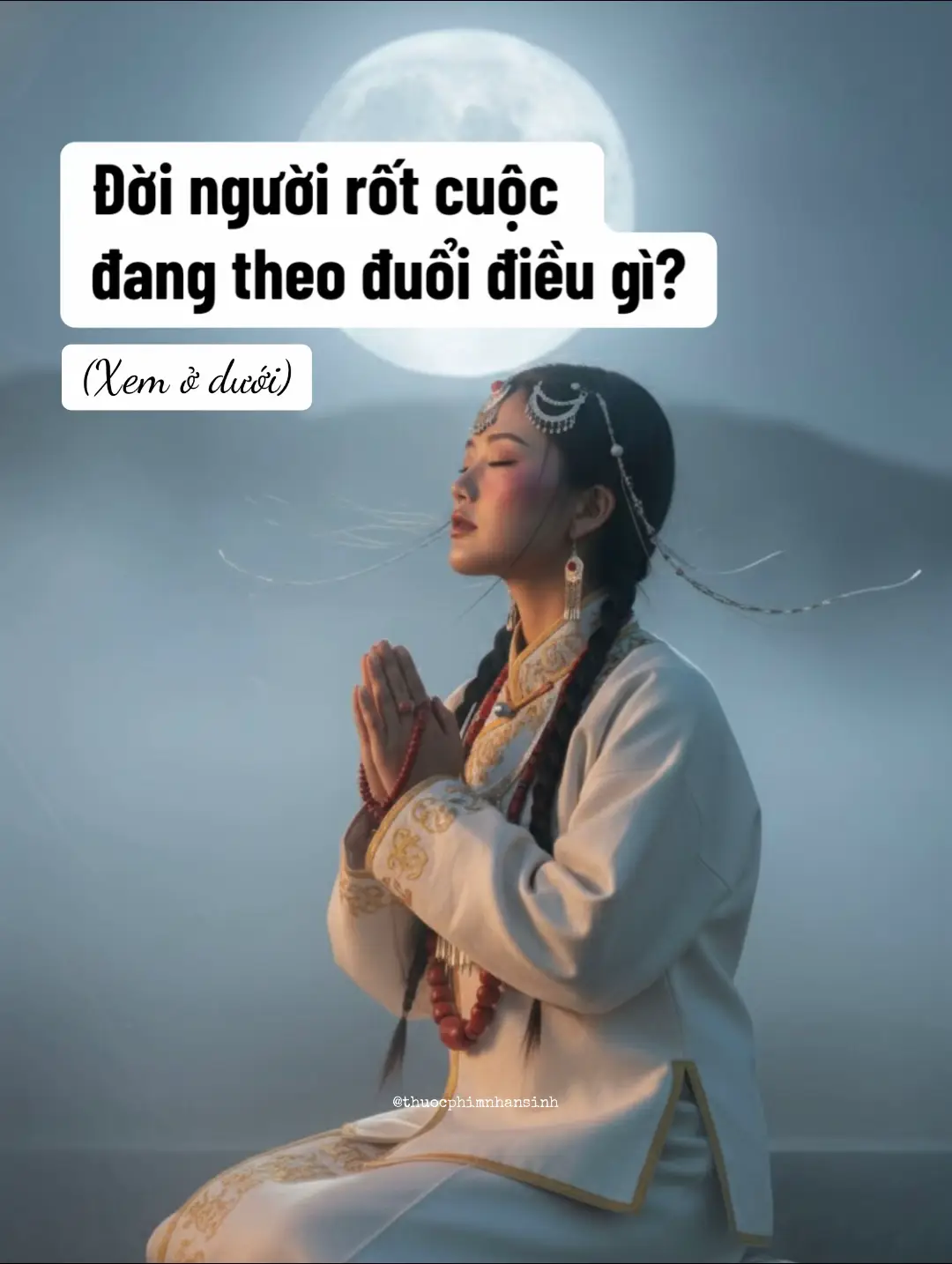 Cả đời, con người vẫn miệt mài đi tìm một thứ gọi là ý nghĩa. Khi trẻ, ta tin nó nằm ở phía trước: một ngôi nhà, một danh vị, một tình yêu. Khi lớn hơn, ta tưởng nó nằm trong ký ức: tiếng cười đã mất, người ta từng thương. Đến cuối đời, ta mới nhận ra - ý nghĩa không ở đâu cả. Nó nằm trong chính khoảnh khắc này, khi ta dừng lại, và nghe được tiếng thở của chính mình. Có người dành nửa đời để leo lên một ngọn núi, rồi khi đến đỉnh, mới phát hiện ra: bình yên vẫn ở nơi mình từng đứng - chỉ là ngày ấy quá vội vàng để nhìn xuống. Có người tưởng hạnh phúc là tìm được người hiểu mình, rồi sau này mới biết - hiểu được chính mình còn khó hơn. Một ông lão bảy mươi từng nói: “May mắn nhất trong đời ta là vẫn còn được nghe tiếng người mình thương cằn nhằn mỗi sáng.” Ngày còn trẻ, ta ghét những điều nhỏ nhặt ấy như vết sỏi trong giày. Đến khi bước đủ xa, ta lại muốn nhặt viên sỏi ấy về, vì chỉ nó mới cho ta cảm giác đang được sống thật. Con người ta lạ lắm: trẻ thì sợ nghèo, già lại sợ cô đơn; có tiền thì sợ mất, không tiền thì sợ thiếu. Nhưng sau tất cả, ai rồi cũng phải học cùng một bài học: Không có điều gì là mãi mãi, và cũng không điều gì là vô nghĩa. Bởi nếu sống đủ lâu, ta sẽ thấy – những điều khiến ta khóc năm 20, đến năm 50 lại thành kỷ niệm dịu dàng. Những người từng rời đi, hóa ra không mang theo điều gì, ngoài việc dạy ta cách ở lại với chính mình. Đời người ngắn đến nỗi, sáng mở mắt đã là một phép màu. Mỗi hơi thở là một lần được bắt đầu lại. Thế mà ta cứ mải chạy theo những thứ chưa đến, rồi ngoảnh lại, chẳng còn ai để ngồi cùng một bữa cơm, chẳng còn ai để gọi tên trong đêm. Cuối cùng, ta mới hiểu: Hạnh phúc không nằm ở những điều trọn vẹn, mà ở chỗ ta còn đủ lòng để thương giữa những điều dở dang. Cơm có thể nguội, người có thể xa, nhưng nếu lòng ta vẫn còn ấm, thì cuộc đời vẫn chưa lạnh. Thời gian sẽ lấy đi tất cả – thanh xuân, danh vọng, người thân, và cả chính ta. Nhưng trước khi điều đó xảy ra, ta hãy thử sống một lần cho trọn vẹn - không phải để được nhớ, mà để không hối tiếc. Bởi cuối cùng, đời người chẳng phải là một cuộc đua. Ai đến trước hay đến sau, rồi cũng sẽ ngồi chung dưới ánh hoàng hôn. Điều quan trọng không phải ta đã đi xa đến đâu mà là trên đường đi, ta có còn giữ được bình yên trong tim mình hay không. Bình yên không phải là phần thưởng cuối cùng. Nó là cách ta bước đi giữa đời – mà không đánh rơi linh hồn mình🌷✨ #thuocphimnhansinh  #trietlycuocsong  #trietlyphatgiao  #chualanh  #yeuthuong  