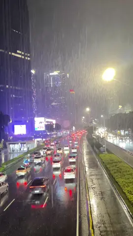 Terjadi begitu saja #jkt #vibes #nadhifbasalamah  #kotainitaksamatanpamu #rain 