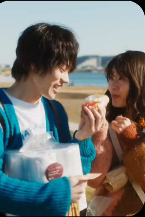 Film ini mempertemukan Masaki Suda dan Kasumi Arimura untuk pertama kalinya sebagai pasangan di layar lebar. Chemistry mereka terasa begitu nyata karena keduanya benar-benar mendalami proses “jatuh cinta dan berpisah” seperti pasangan sungguhan, itulah yang membuat film ini terasa begitu hidup dan menyakitkan sekaligus. 🎥: We Made a Beautiful Bouquet (2021)