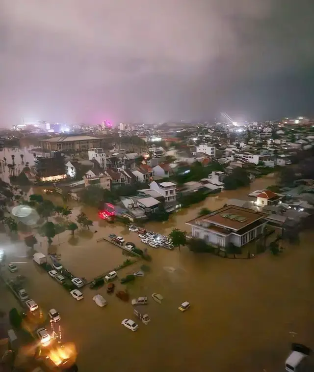 🛑Hình ảnh tại Huế lúc này, mưa kinh hoàng, đây là khu vực khá cao của thành phố nhưng cũng đã chìm trong nước. Ảnh: Văn Dinh - Báo Nông Nghiệp và Môi trường #60giay #theanh28 #tiktoknews 