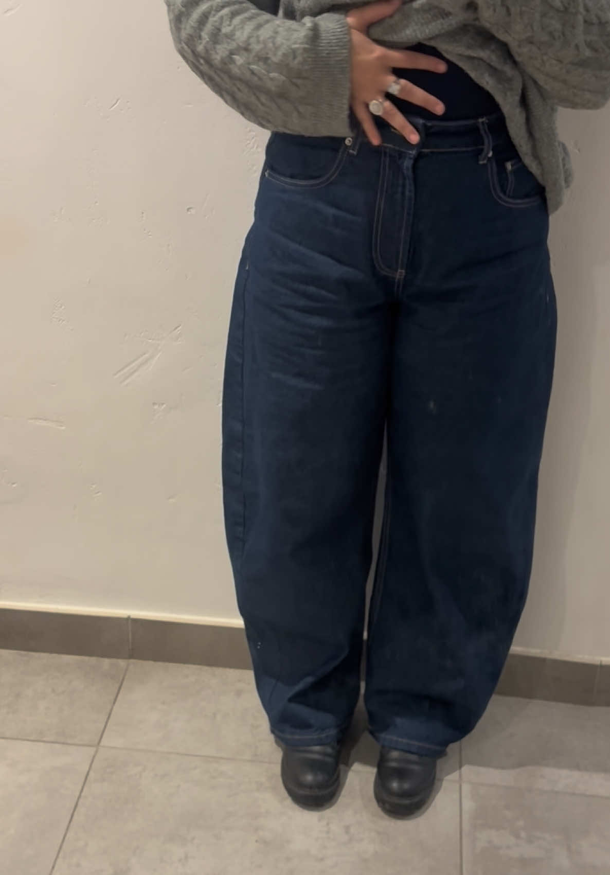 Mon look du jour avec ma beauté de jeans barrel de chez @asos 🥰 Dites moi si vous validez ce premier look du reste de ma vie #freelance ✨ #look #pants #jeans #mode