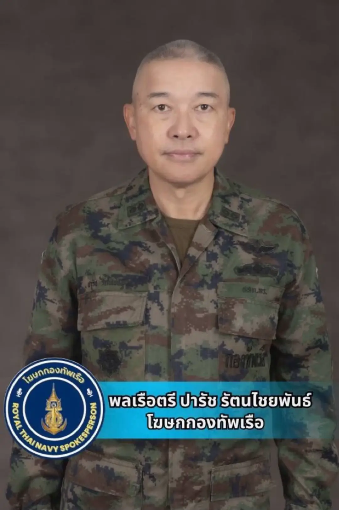 การติดตามผลการลงนามในถ้อยแถลงผลการหารือระหว่างผู้นำไทย - กัมพูชา ตามที่ได้มีการเปิดเผยถ้อยแถลงผลการหารือระหว่าง นายกรัฐมนตรีแห่งราชอาณาจักรไทย และ นายกรัฐมนตรีแห่งราชอาณาจักรกัมพูชา ณ กรุงกัวลาลัมเปอร์ ประเทศมาเลเซีย เมื่อวันที่ 26 ตุลาคม 2568 อย่างเป็นทางการนั้น กองทัพเรือ มีความยินดีต่อการดำเนินการผ่านกลไกทางการทูต ซึ่งสะท้อนให้เห็นถึง เจตจำนงร่วมของทั้งสองประเทศ ในการลดความตึงเครียดทางการทหาร และส่งเสริมสันติภาพและความมั่นคงบนพื้นฐานของ การเคารพซึ่งกันและกันต่อเอกราช อธิปไตย ความเสมอภาค บูรณภาพแห่งดินแดน และอัตลักษณ์ของชาติ โดยเฉพาะรัฐบาลไทยที่มุ่งเน้นการแก้ปัญหาด้วยสันติวิธีมาตลอดตั้งแต่ต้น อย่างไรก็ตาม กองทัพเรือเห็นว่า สาเหตุแห่งความขัดแย้งระหว่างสองประเทศยังคงดำรงอยู่ ทั้งในประเด็นการปักปันเขตแดนซึ่งยังไม่สามารถหาข้อยุติได้ในระยะเวลาอันใกล้ การคงอยู่ของทุ่นระเบิดในพื้นที่ชายแดนที่ยังมีศักยภาพในการสร้างความสูญเสียแก่ชีวิตและทรัพย์สินของทั้งทหารและพลเรือน การรุกล้ำอธิปไตย และการให้ข่าวบิดเบือนเพื่อสร้างทัศนคติในเชิงลบต่อประเทศไทย ดังนั้น กองทัพเรือจึงจำเป็นต้องดำรงความพร้อมในการใช้กำลังเพื่อการป้องปรามและป้องกันประเทศ จากการยั่วยุหรือการสร้างสถานการณ์ที่อาจจะเกิดขึ้นได้ ทั้งนี้ กองทัพเรือจะ ยืนหยัดปฏิบัติหน้าที่อย่างเข้มแข็งในการรักษาอธิปไตยทั้งทางบกและทางทะเลอย่างต่อเนื่อง จนกว่าสาเหตุแห่งความขัดแย้งทั้งหมดจะได้รับการแก้ไข และ สันติภาพอันยั่งยืนระหว่างทั้งสองประเทศจะบังเกิดขึ้นอย่างแท้จริง สำนักงานโฆษกกองทัพเรือ 27 ตุลาคม 2568