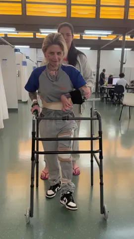 Pra quem não ia voltar a andar, parece que houve evolução. Nem todo diagnóstico humano é definitivo #fy #acidente #avc #reabilitação #fisioterapia