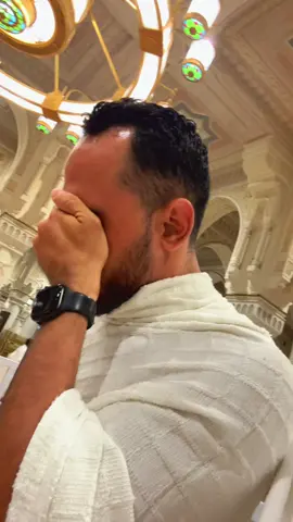 “ردة فعله أول مرة يشوف الكعبة 😭 شعور ما ينوصف 🕋❤️”#مكه #الكعبه #اول_مره #مشهد_مؤثر #روحانيات 