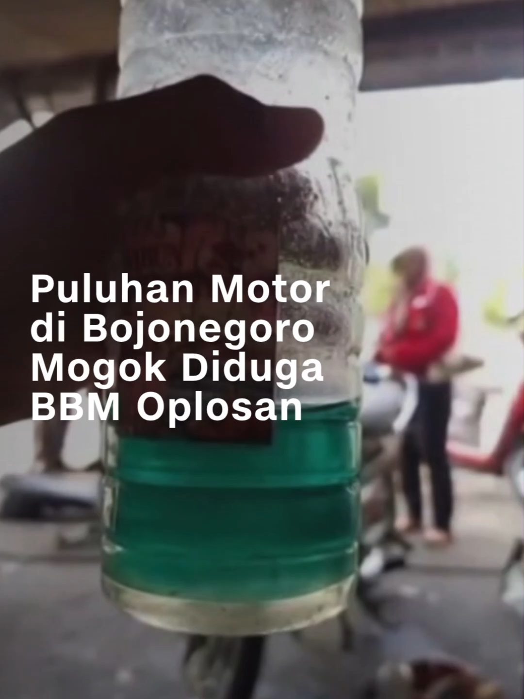 Warga di wilayah Bojonegoro dan Tuban digegerkan fenomena viral di  media sosial (medsos) karena diduga akibat penggunaan bahan bakar minyak  (BBM) Pertalite, banyak sejumlah pemotor alami mogok hingga ramai-ramai  membawa motornya ke bengkel terdekat. Rata-rata mogok yang dialami tersebut karena motor brebet, hilang  tenaga, hingga sulit distarter. Dan dari sejumlah bengkel yang tersebar  di Bojonegoro dan Tuban, mereka setidaknya menerima puluhan motor dalam  sehari dengan keluhan yang tidak jauh berbeda dan diduga karena penyebab  yang sama. #cnnindonesia #cnnindonesiacom #BensinOplosan