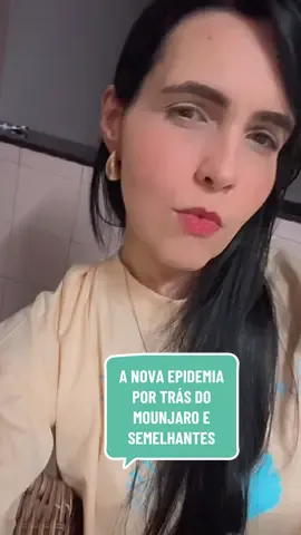 A obesidade continua sendo uma epidemia longe de ser resolvida. Mesmo com medicamentos como o Mounjaro mostrando bons resultados no emagrecimento, eles não resolvem sozinhos uma doença crônica e multifatorial como a obesidade. E enquanto celebramos a perda de gordura, é a revolução que essas medicações vem fazendo, precisamos encarar a realidade: sem cuidado, podemos estar abrindo caminho para a próxima epidemia a SARCOPENIA. 🔹 Sarcopenia é a perda de massa muscular e força, que aumenta o risco de quedas, fraturas, fragilidade e perda da autonomia com o passar do tempo. É silenciosa, mas devastadora. 💥 Precisamos urgentemente repensar o caminho. Porque a questão não é se a sarcopenia é “menos pior” que a obesidade, não existe isso. O que estamos vendo é o risco de não conseguir vencer a epidemia da obesidade e ainda criar uma nova: a dos sarcopênicos. Profissionais e pacientes precisam agir juntos: garantir acompanhamento nutricional, ingestão proteica adequada e estímulo muscular. A perda de peso não pode custar força, funcionalidade e qualidade de vida. ⚖️ O futuro do emagrecimento saudável não é só perder peso. É preservar músculo, manter força e conquistar saúde real. 💬 Informação, acompanhamento e consciência fazem toda a diferença. Quem vai usar ou prescrever, essas medicações precisa olhar para a gravidade da sarcopenia agora. #Nutrição #Sarcopenia #epidemia #Obesidade #Mounjaro 