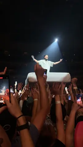 still my favorite way tyler’s moved from b stage back to main lol #twentyonepilots #tylerjoseph #icytour #tylerjosephedit #twentyonepilotslive 