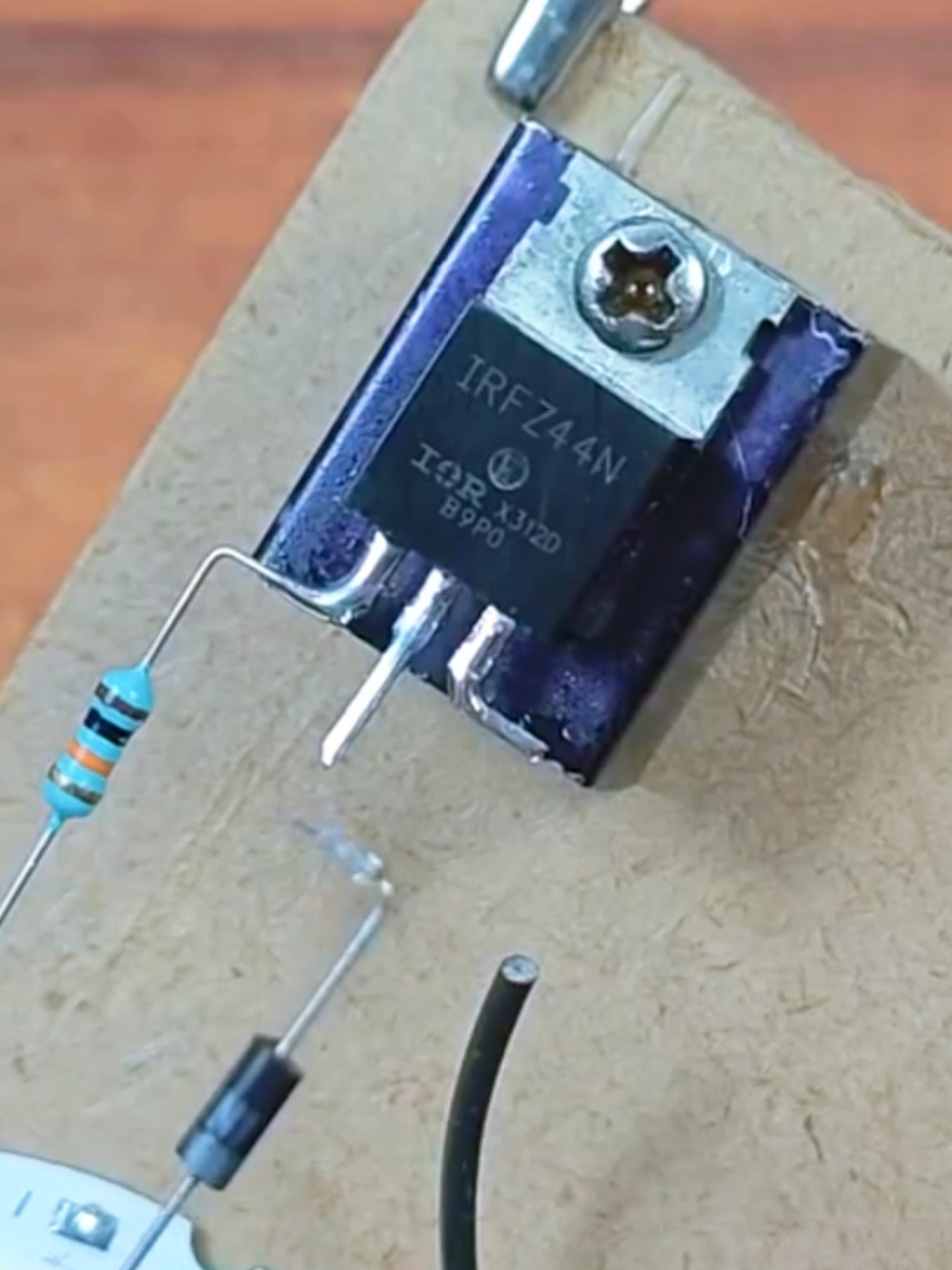 Sun Powered Savior Build a Ultimate Solar Emergency Light.. #for, #foryoupage❤️❤️ #fypdong #viral, #trendingsound #ledlights, #diyproject #techvideos #electronics, #tiktoktech, #diyelectronics, #satisfyingvideos #ledsetup #homegadgets, #electronicprojects, #tinkering, #circuitdesign, #voltverse, #howBuild Ytomake, #ledhack, #electronicmusic, #tutorialvideo, #diytok, #tiktokviral #techlifestyle , #gadgetlover