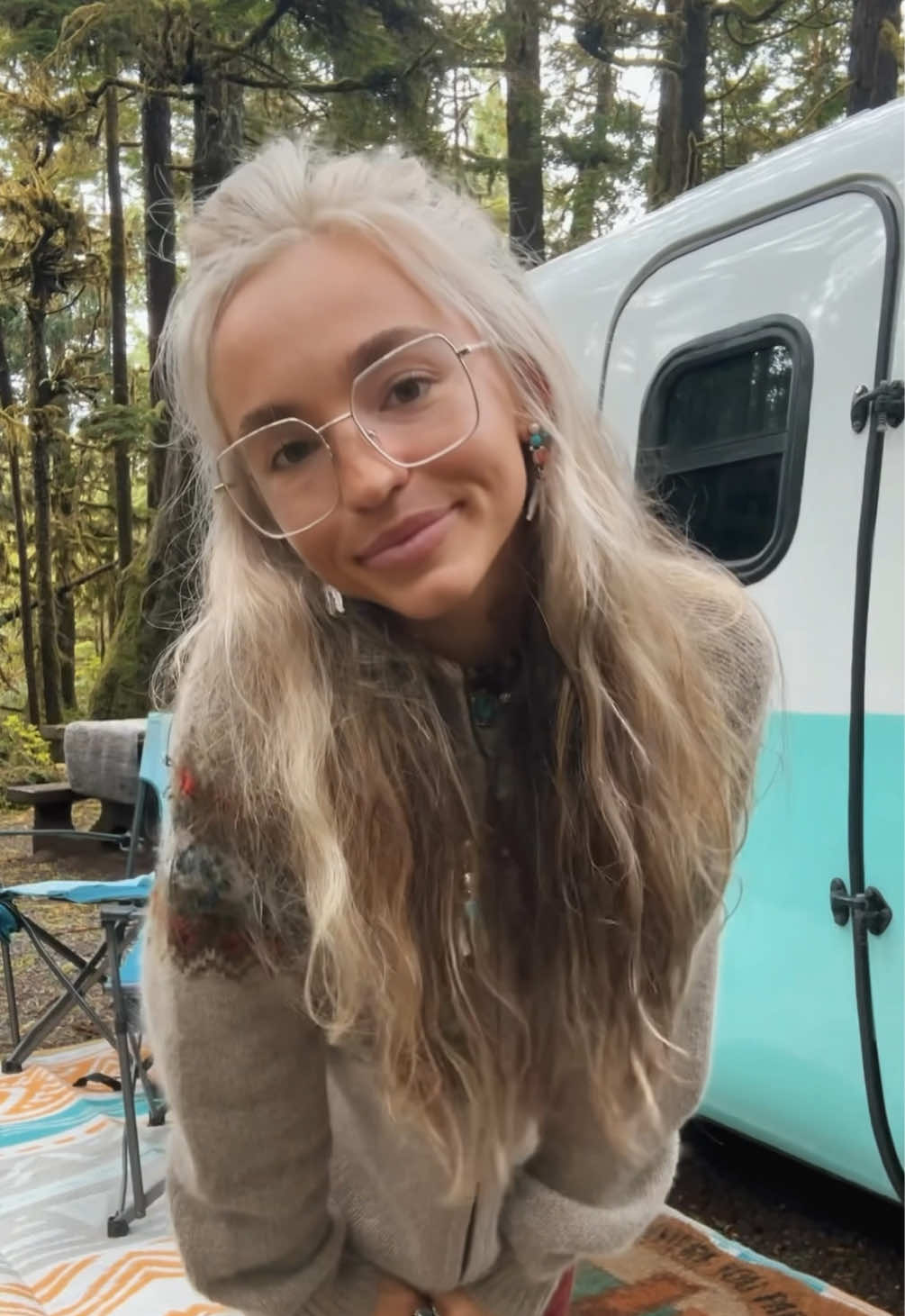 Camping in the rainforest OOTD🌲🩵✌🏻 #tinycamper #OOTD #campinglife #vintage #adventuretravel 