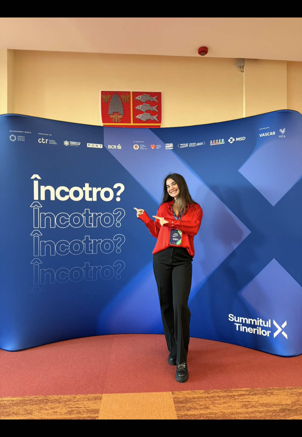 S-a încheiat cea de-a zecea ediție a Summitului Tinerilor din România, un proiect amplu care aduce împreună tineri din toate colțurile țării, lideri, organizații și instituții dedicate schimbării. Pentru mine, această ediție a avut o semnificație aparte, fiind a treia ediție în care am făcut parte din echipa de organizare. În tot acest timp, am avut ocazia să contribui direct la dezvoltarea unuia dintre cele mai reprezentative evenimente de tineret din România. Am învățat ce înseamnă să lucrezi în echipă și să asculți cu adevărat oamenii din jur. Am învățat cum se organizează un eveniment de amploare, cum să rămân calmă atunci când apar provocări și cum să găsesc soluții potrivite. Am învățat să comunic mai bine, să fiu atentă la detalii și să mă adaptez atunci când planurile se schimbă. Experiența din cadrul Summitului Tinerilor mi-a oferit o perspectivă profundă asupra modului în care se construiesc proiectele cu impact real și mi-a întărit convingerea că dezvoltarea continuă este cheia oricărui progres. Sunt recunoscătoare colegilor extraordinari de la care am învățat și tinerilor care, ediție după ediție, aduc energie, idei și inspirație. Pentru mine, această experiență nu se încheie aici. Este doar o etapă dintr-un proces frumos de învățare și aprofundare continuă.