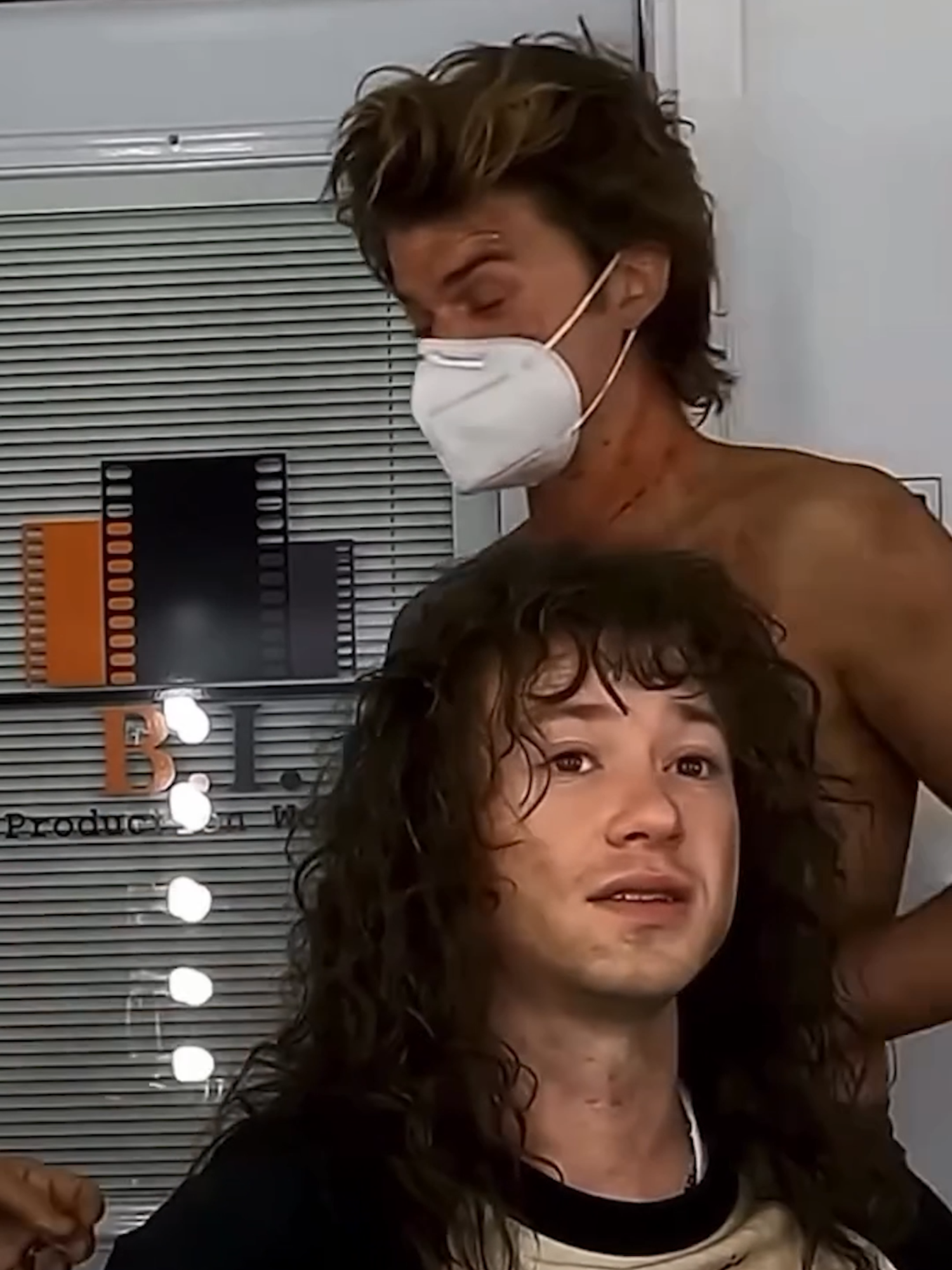 🎬 Dans les coulisses de Stranger Things 👾 À un mois du lancement de l’ultime saison sur Netflix, retour en images sur les coulisses cultes de la série ! ✨ Des vidéos d’archive qui montrent #milliebobbybrown se préparant pour ses scènes mythiques avec sa perruque de cheveux courts, @djo_time et son brushing aérien légendaire, @gatentiktok troquant ses boucles pour le look de Dustin, ou encore #JosephQuinn en pleine transformation capillaire pour devenir Eddie Munson 🎸. Des images nostalgiques qui rappellent tout le soin apporté à l’univers 80’s de Stranger Things, à l’heure où la série s’apprête à tirer sa révérence. 🎥 sarahhindsgaul #StrangerThings #onregardequoi #BehindTheScenes #JoeKeery #GatenMatarazzo #EddieMunson #SteveHarrington #80sVibes #FinalSeason #Coulisses #filmtok