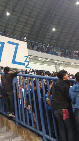 ada sedikit kerusuhan antara pertandingan persib bandung vs persis solo tadi malam yang dimenangkan oleh persib bandung dengan skor 2-0 #bobotohpersib1933 #fyppppppppppppppppppppppp #persibvspersis #persib #kerusuhan 