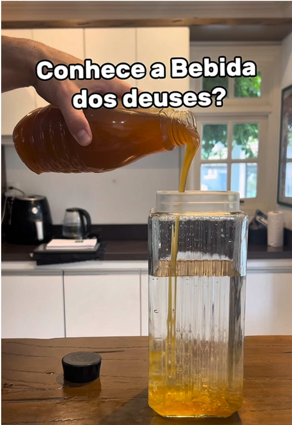 JÁ TE ENSINARAM COMO FAZER A BEBIDA DOS DEUSES? 🍯✨ O hidromel é uma das bebidas mais antigas da humanidade — muito antes do vinho existir, os povos antigos já misturavam mel puro e água de nascente pra criar o “néctar dos deuses”. Mas não era qualquer um que podia provar. Na Antiguidade, o hidromel era reservado para guerreiros vitoriosos, reis e sacerdotes. Eles acreditavam que cada gole trazia sabedoria, coragem e bênção divina. Por isso o processo era tratado como um ritual sagrado: a água tinha que vir direto da natureza — sem cloro, sem impurezas — e o mel precisava ser puro, vindo da colmeia. Os dois eram misturados, cobertos com pano de algodão e deixados em repouso por meses, fermentando naturalmente. Diziam que, enquanto dormia, a mistura recebia o “sopro dos deuses”. E quando finalmente ficava pronto… o aroma e o sabor eram um convite à celebração da vida. 🍷✨ Hoje, quem faz hidromel revive uma tradição milenar — uma forma de conectar o presente com o sagrado da natureza. 👉 Agora me conta: tu teria paciência pra esperar três meses pra provar o néctar dos deuses? 🍯👇 #hidromel #bebidas #ritual #historia #curiosidades 