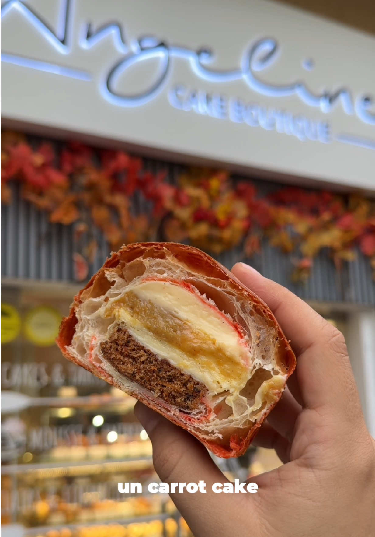 Trei deserturi cu dovleac INSPECTOR MUNCHIES APPROVED 🧡  1️⃣ Love You Choux Choux – cu dovleac, vanilie, scortisoara si everything autumn. Asa se vesteste toamna aici in fiecare an. 2️⃣ Angeline Cake Boutique – au luat croissantele lor virale cu brownie si le-au transformat intr-o varianta cu carrot cake, creme cu vanilie si dovleac copt, iar texturile se imbina super tare. 3️⃣ Crumb Bakery – mica locatie de langa Hotel Sheraton, unde mereu gasesti o aroma noua. Eu am venit pentru cookie-ul cu dovleac si am plecat cu o cutie. Desi i-as fi pus ceva in plus pe deasupra, a avut exact feelingul unei placinte cu dovleac, dar in varianta cookie. 🍪 #InspectorMunchies #Approved #MunchiesInBucharest 