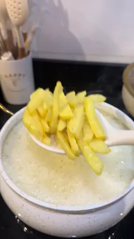 What’s going on here ? Should I be worried ?  #cooking #oil #Foodie #fries #mondayblues
