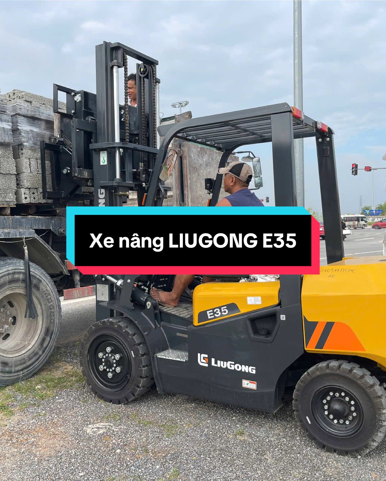 Bàn giao xe nâng dầu LIUGONG E35 tháp 3m gật gù về phục vụ bãi vật liệu xây dựng 🧱 #xenang #liugong #trungquoc #vlxd #xuhuong 