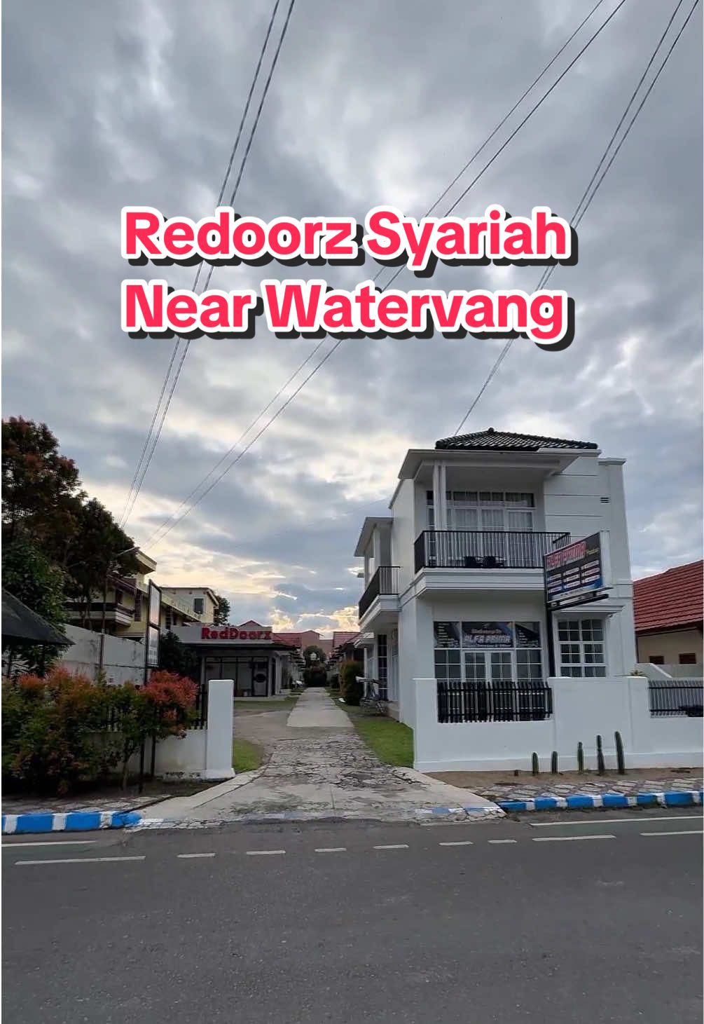 “Baru nyampe Lubuklinggau? 😍 Nih penginapan strategis, bersih, dan adem banget di pusat kota! Pakai kode promo YUKNGINEP biar dapet harga termurah 💸  #BukaSemuaPintu #YUKNGINEP #RedTravelers #RedDoorz #lubuklinggau 