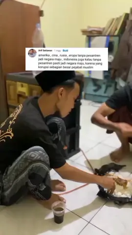 aduh nyeri ieu mah Kana dada nepika teu ngeunah dahar kieu,kieuda efek jelema lahir di adanan ku musik box teh, widi ah pengarsa akang @bubungnizar15 komenan netizenna di canak  #santrisalafi #santriindonesia #lewatberanda #pondokpesantren #pesantrenstory 