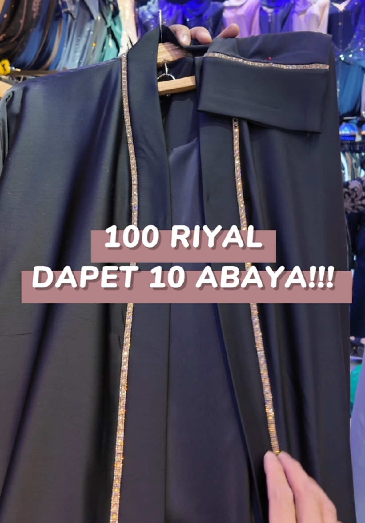 Ketemu toko abaya yang paling murah. 100 riyal dapet 10 abaya (100 riyal get 10 abayas). Maasyaallah puas-puasin beli abaya buat oleh-oleh disini.  Syukron Boss Kamal @boss.kamalmura  #madina #abayamurah #makkah #abaya #nabawi 