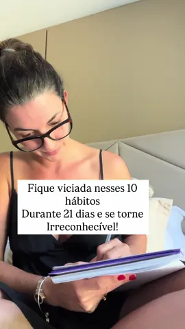 10 hábitos que te tornam irreconhecível em 21 dias ✨ 	1.	Acorde antes do mundo Levantar cedo é um ato de poder. É como dizer à vida: “Eu escolho estar desperta.” Nesse silêncio da manhã, você se escuta, se reencontra e planta as intenções do dia. 	2.	Pratique o silêncio interior Nem toda resposta vem da mente. O silêncio é o portal da intuição. Fique 10 minutos apenas respirando, observando, sentindo. É ali que a alma fala. 	3.	Honre o corpo como sua casa sagrada O corpo guarda histórias, emoções e sabedoria. Movimente-se com amor yoga, caminhada, dança, o que for. Quando o corpo flui, a alma floresce. 	4.	Escreva três gratidões por dia A gratidão te ancora no presente e te lembra que já há beleza aqui. O que é visto com amor cresce e o que é ignorado adoece. 	5.	Rompa com um padrão antigo Escolha algo que te prende no velho a autocrítica, o medo, o celular, o açúcar e prove pra si mesma que você é mais forte que o seu padrão. 	6.	Afirme a mulher que você está se tornando Diga em voz alta: “Eu sou suficiente.” “Eu sou luz.” “Eu estou pronta para o novo.” Palavras têm poder de moldar o campo energético. 	7.	Alimente a alma diariamente Leia, escute ou veja algo que desperte a consciência. Um bom livro, um podcast profundo, uma conversa verdadeira tudo o que expande é alimento. 	8.	Purifique o ambiente ao seu redor Limpe, organize, acenda um incenso, troque flores. A energia da casa muda quando você coloca intenção. Espaço limpo, mente limpa. 	9.	Esteja inteira nas relações Fale com presença, olhe com verdade, escute com o coração. O outro é espelho e cada encontro é uma chance de se ver mais um pouco. 	10.	Durma em estado de entrega Antes de dormir, libere o controle. Respire, perdoe o que precisa ser perdoado, e confie no invisível. No descanso, o universo te reprograma. Se você repetir esses hábitos por 21 dias com presença, não será apenas uma mudança de rotina será uma mudança de frequência. Você não vai se reconhecer… 