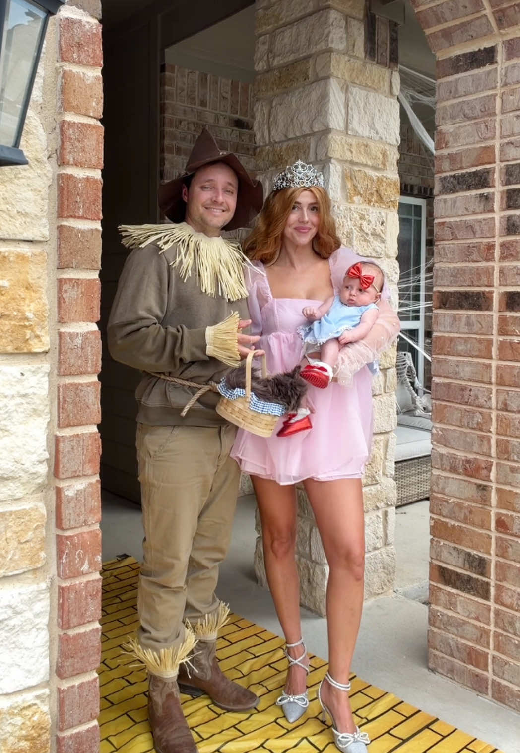 Here’s your sign to dress up as wizard of oz with your little family ✨ #halloweencostume #familycostume #wizardofoz 