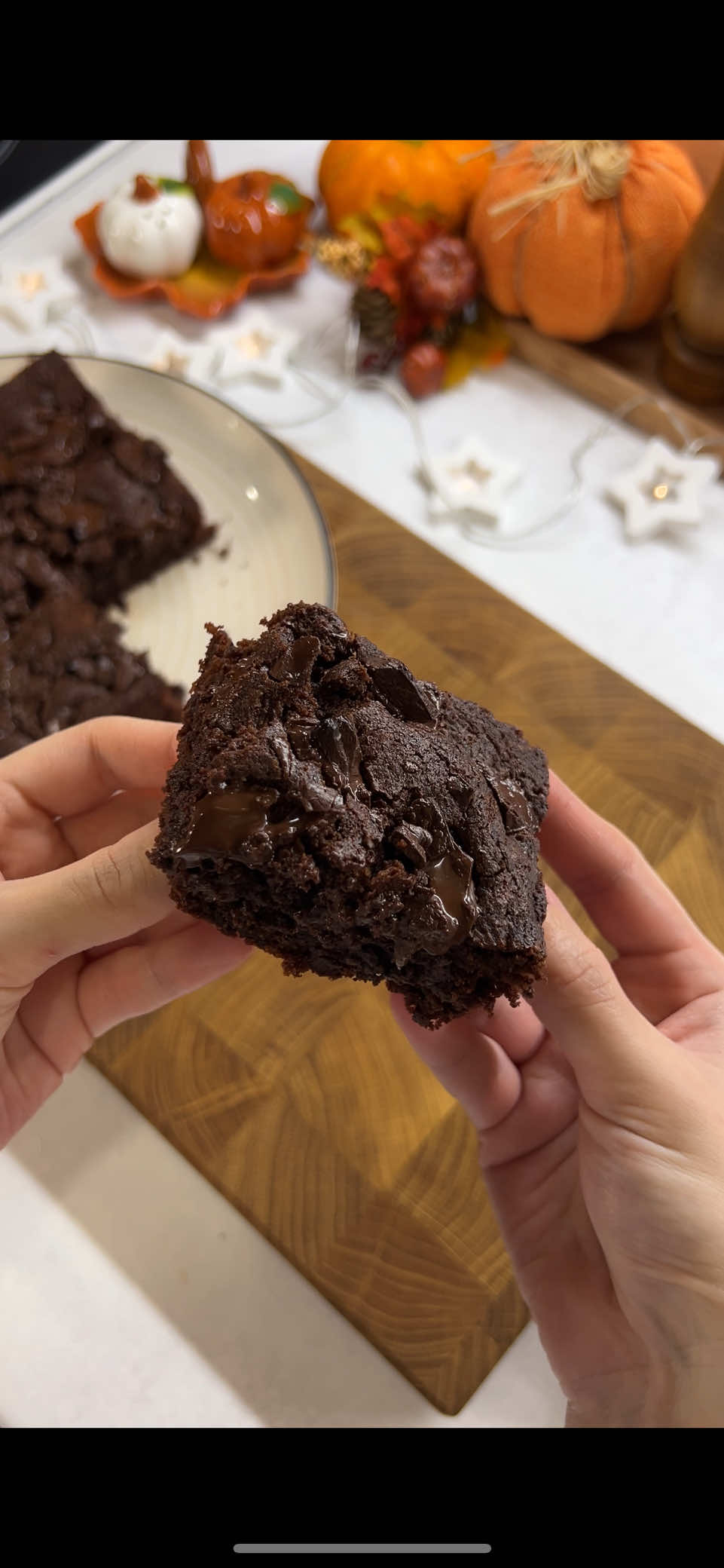 Как приготовить шоколадный брауни 🍫 Ингредиенты для рецепта: • 2 яйца • 40 г какао-порошка • Ванилин • 3 г разрыхлителя • 3 г соли • 2 ч.л. растворимого кофе • 110 г сливочного масла • 200 г сахара • 90 г муки • 170 г шоколада Как приготовить шоколадный брауни: 1. Яйца взбить с какао, ванилином, солью и разрыхлителем.  2. К сливочному маслу добавить сахар. Убрать в микроволновку до расплавления масла.  3. Добавить массу к яичной смеси и перемешать. 4. Всыпать муку. Перемешать. 5. Всыпать нарезанный шоколад (половину) 6. Выложить тесто в форму для выпечки (у меня квадратная 16 на 16 см). Сверху выложить оставшуюся половину шоколада. 7. Выпекать при 180 градусов примерно 25 минут. Готово ✨ #еда #рецепты #выпечка #пирог #уют 