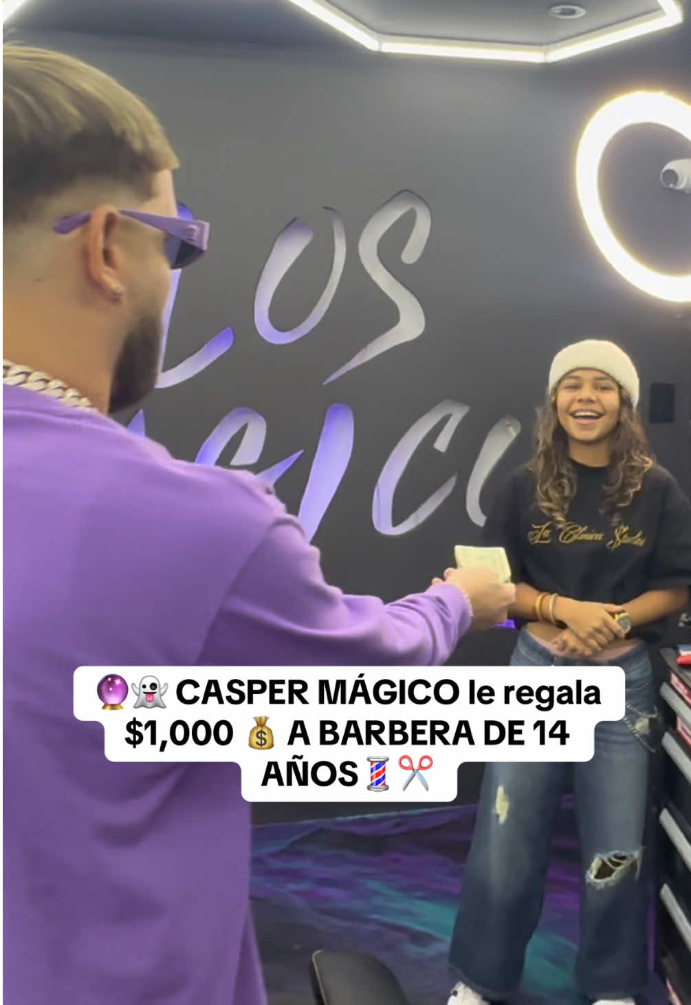 @Caspermagico sorprende a la barbera más joven de #PuertoRico al pagarle $1,000 dólares por recortar💈😳 ¡Ya @Hea’s Cutz anda en la liga de #Victorino !🤣  Miren cuál es la clave de su éxito🥹💜 #barber #caspermagico #kuzi 