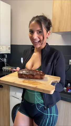 Brownie protéiné aux amandes/noix de pécan (pour petit moule 20 × 7 cm) 55 g de protéines au total, soit environ 9 g de protéines par part si tu découpes en 6 portions 🍫 🧁 Ingrédients : * 50 g de d’isolate ht saveur chocolat de chez @toutelanutrition  * 40 g de farine d’avoine de chez toutelanutrition  * 15 g de cacao non sucré * 1/2 cc de levure chimique * 1 pincée de sel/fleur de sel  * 1 œuf entier * 80 g de fromage blanc * 20 à 30 g de sirop d’agave pour la texture * 25 g d’amandes/noix de pécan concassées * (optionnel) 20 g de pépites de chocolat noir pour plus de fondant 🫠🫶🏼 Cuisson au air Fryer mode « reheat » Température : 160 °C Temps : 30 à 35 minutes Temps de préparation 10min max  . #food #protein #gateau #cook                  