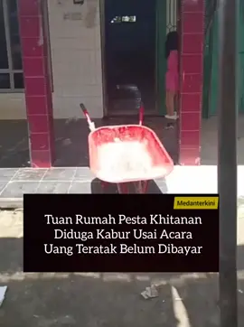 Warga Desa Bunut Seberang, Kecamatan Pulo Bandring, Kabupaten Asahan, digegerkan dengan kabar mengejutkan. Sebuah keluarga yang baru saja melangsungkan pesta khitanan dikabarkan kabur sehari setelah acara digelar. Informasi tersebut pertama kali diketahui dari unggahan video akun Ristin yang menyebutkan bahwa teratak bekas pesta masih berdiri, sementara rumah tempat pesta semalam tampak kosong. “Baru tau kejadian di kampung sendiri, habis pesta kabur, teratak pun belum siap dibongkar,” tulis Ristin dalam narasinya. Menurut warga sekitar, pesta khitanan itu berlangsung meriah pada malam sebelumnya. Namun keesokan harinya, keluarga tuan rumah dikabarkan tidak lagi berada di tempat. Diduga, mereka melarikan diri karena belum mampu membayar biaya pesta. #medanterkini #pesta #asahan #sumut 