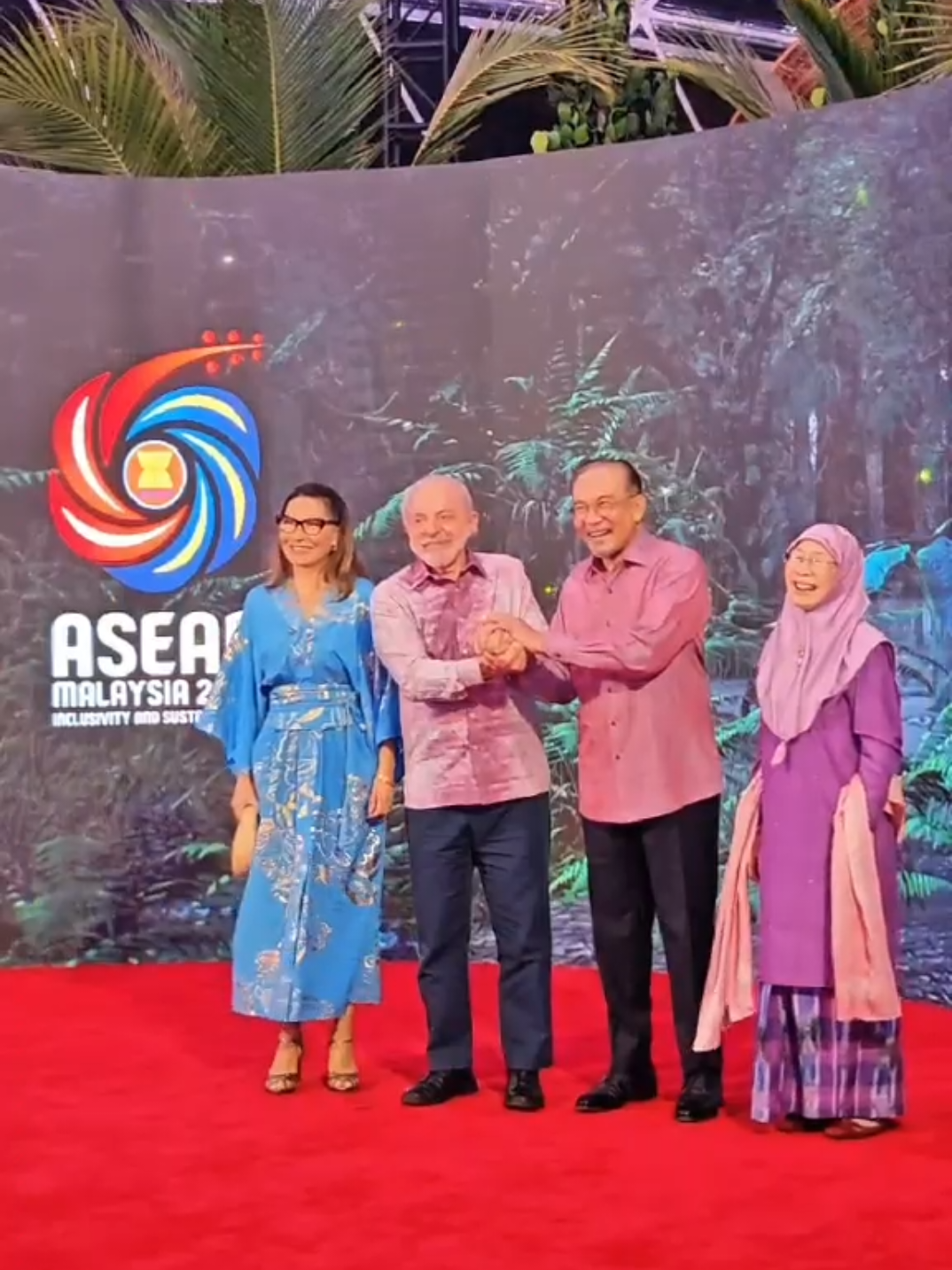 #KualaLumpur: Suasana penuh mesra di Majlis Makan Malam Gala ASEAN ke-47 di Pusat Konvensyen Kuala Lumpur (KLCC) malam tadi (27 Oktober 2025), apabila Perdana Menteri Datuk Seri Anwar Ibrahim menyantuni para pemimpin serantau sebagai tetamu kekeluargaan ASEAN. 📸 Amirul Sajadi & Syuhada Yusof | BERNAMA #VideoBernama #ASEAN47 #AseanMalaysia2025 #KeluargaASEAN    