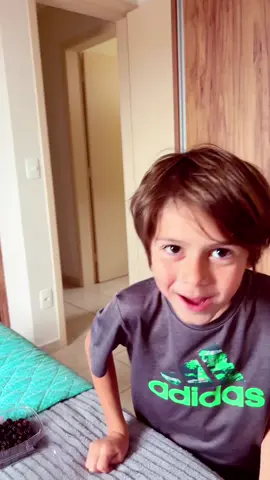 Pedrinho em: “Breve Catecismo de Westminster ilustrado” Pergunta 11 As obras da providência de Deus são os atos contínuos pelos quais Ele preserva, governa e dirige todas as coisas de acordo com a Sua vontade. 1. Preservar Deus mantém tudo o que criou. Nada existe por acaso nem se sustenta sozinho. “Ele é antes de todas as coisas, e nele tudo subsiste.” (Colossenses 1:17) Isso significa que o universo, a vida, o ar que respiramos e até o funcionamento das leis da natureza continuam existindo porque Deus sustenta tudo. 2. Governar Deus dirige todas as coisas para cumprir Seus propósitos eternos. Nada foge ao Seu controle — nem mesmo o que parece caótico ou mau. “O Senhor tem estabelecido o seu trono nos céus, e o seu reino domina sobre tudo.” (Salmo 103:19) Isso inclui tanto os grandes acontecimentos da história quanto os detalhes da nossa vida.