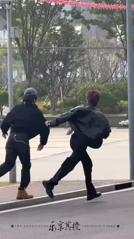 Zhang Kangle and Zeng Shunxi on the set of 交换人生, an upcoming Youku series #zhangkangle #张康乐 #cdrama #youku #交换人生 