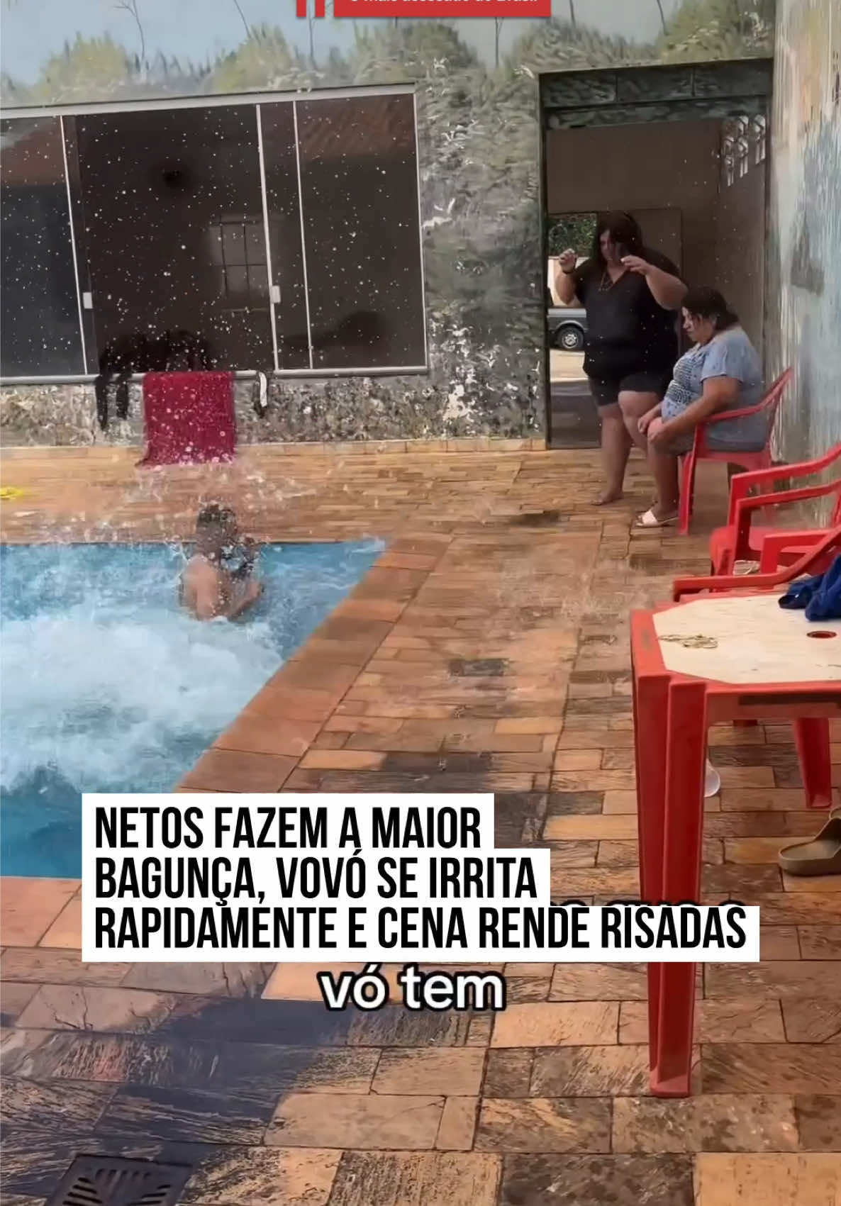 👵🏼🤭😅 Paciência tem limites! Durante um momento de diversão na piscina, os netos começaram a correr, pular e jogar água pra todos os lados — principalmente na avó, que estava sentada calmamente em uma cadeira, tentando aproveitar em paz. Depois de várias investidas aquáticas, a vó decide reagir e mostra o dedo do meio pros netos, arrancando gargalhadas de quem assistia. #entretênews 📹 A.paiiva | @myhoodbr